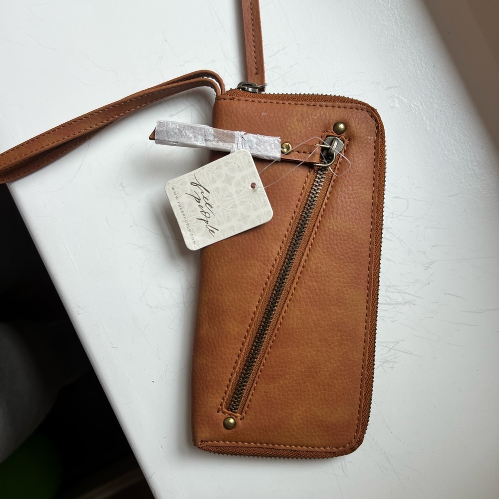 ❌ SOLD ❌ NWT Free People Tan Vegan Leather Wristlet with Zipper